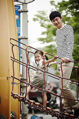 포토 JPG 주간 전신 여자 남자 딸 가족 놀이 서기 미소 소녀 성인 야외 두명 옆모습 30대 한국인 가족라이프 아빠 놀이터 즐거움 구름다리 부녀 국내포토 자연요소 라이프스타일 감정 어린이 뷰포인트 관계 모션 표정 사람 동양인 장년 다리_건축물 파일형식