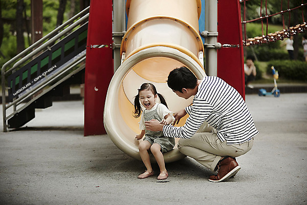 포토 JPG 주간 전신 여자 남자 딸 가족 놀이 앉기 소녀 성인 야외 두명 앞모습 30대 한국인 가족라이프 아빠 미끄럼틀 놀이터 즐거움 부녀 국내포토 자연요소 라이프스타일 감정 어린이 뷰포인트 관계 모션 사람 동양인 장년 놀이기구 파일형식