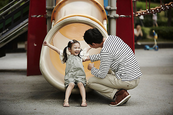 포토 JPG 주간 전신 여자 남자 딸 가족 놀이 앉기 소녀 성인 야외 두명 앞모습 30대 한국인 가족라이프 아빠 미끄럼틀 놀이터 즐거움 부녀 국내포토 자연요소 라이프스타일 감정 어린이 뷰포인트 관계 모션 사람 동양인 장년 놀이기구 파일형식