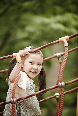 포토 JPG 주간 응시 여자 어린이라이프 양갈래머리 한명 서기 미소 소녀 상반신 야외 옆모습 한국인 잡기 놀이터 즐거움 구름다리 소녀한명만 국내포토 자연요소 1 라이프스타일 헤어스타일 시선 감정 어린이 뷰포인트 모션 놀이 표정 사람 동양인 다리_건축물 여자한명만 소녀만 파일형식