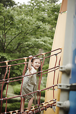 포토 JPG 주간 전신 응시 여자 어린이라이프 가족 양갈래머리 한명 서기 미소 소녀 야외 옆모습 한국인 잡기 가족라이프 놀이터 즐거움 구름다리 소녀한명만 국내포토 자연요소 1 라이프스타일 헤어스타일 시선 감정 어린이 뷰포인트 관계 모션 놀이 표정 사람 동양인 다리_건축물 여자한명만 소녀만 파일형식