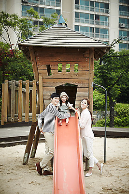 포토 JPG 주간 전신 여자 남자 딸 가족 엄마 서기 앉기 소녀 야외 앞모습 30대 화목 한국인 가족라이프 아빠 미끄럼틀 놀이터 즐거움 뜨게모자 국내포토 자연요소 모자_잡화 라이프스타일 감정 어린이 뷰포인트 컨셉 관계 모션 놀이 사람 동양인 장년 놀이기구 파일형식
