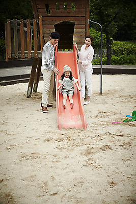 포토 JPG 주간 전신 여자 남자 딸 가족 엄마 서기 앉기 소녀 야외 앞모습 30대 화목 한국인 가족라이프 아빠 미끄럼틀 놀이터 즐거움 뜨게모자 국내포토 자연요소 모자_잡화 라이프스타일 감정 어린이 뷰포인트 컨셉 관계 모션 놀이 사람 동양인 장년 놀이기구 파일형식