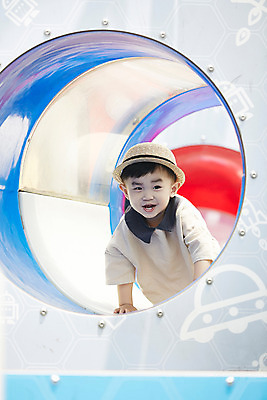 포토 JPG 주간 전신 모자 남자 어린이라이프 한명 소년 야외 앞모습 한국인 놀이터 즐거움 기어가기 원통 소년한명만 국내포토 자연요소 1 라이프스타일 잡화 감정 어린이 뷰포인트 모션 놀이 사람 동양인 남자한명만 소년만 파일형식