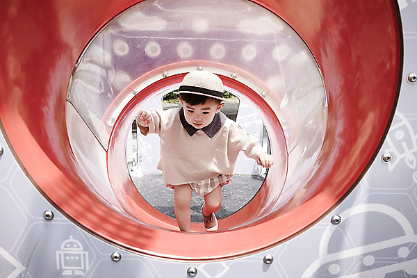 포토 JPG 주간 전신 모자 남자 어린이라이프 한명 소년 야외 앞모습 걷기 한국인 놀이터 즐거움 원통 소년한명만 국내포토 자연요소 1 라이프스타일 잡화 감정 어린이 뷰포인트 모션 놀이 사람 동양인 남자한명만 소년만 파일형식