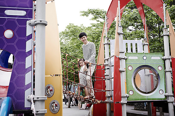 포토 JPG 주간 전신 여자 남자 딸 가족 놀이 서기 미소 소녀 성인 야외 두명 옆모습 30대 한국인 가족라이프 아빠 놀이터 즐거움 구름다리 부녀 국내포토 자연요소 라이프스타일 감정 어린이 뷰포인트 관계 모션 표정 사람 동양인 장년 다리_건축물 파일형식