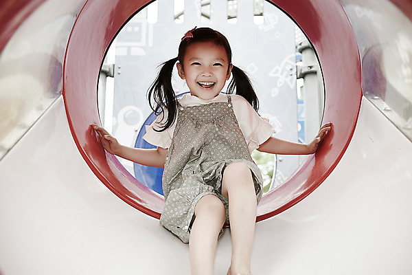 포토 JPG 주간 전신 여자 어린이라이프 양갈래머리 한명 미소 앉기 소녀 야외 앞모습 한국인 놀이터 즐거움 소녀한명만 국내포토 자연요소 1 라이프스타일 헤어스타일 감정 어린이 뷰포인트 모션 놀이 표정 사람 동양인 여자한명만 소녀만 파일형식