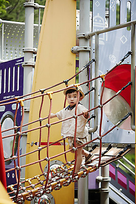 포토 JPG 주간 전신 모자 남자 어린이라이프 한명 서기 소년 야외 옆모습 한국인 놀이터 즐거움 구름다리 소년한명만 국내포토 자연요소 1 라이프스타일 잡화 감정 어린이 뷰포인트 모션 놀이 사람 동양인 다리_건축물 남자한명만 소년만 파일형식