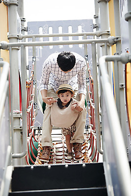 포토 JPG 주간 전신 모자 남자 아들 가족 서기 소년 성인 야외 두명 앞모습 30대 한국인 가족라이프 아빠 놀이터 즐거움 구름다리 부자지간 남자만 국내포토 자연요소 라이프스타일 잡화 감정 어린이 뷰포인트 관계 모션 놀이 사람 동양인 장년 다리_건축물 파일형식