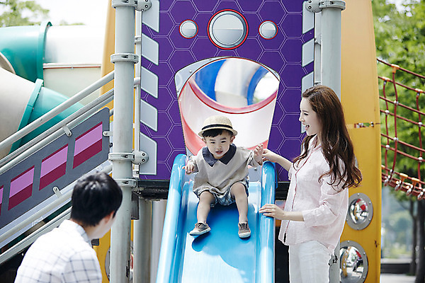 포토 JPG 주간 전신 여자 남자 아들 가족 엄마 서기 앉기 소년 상반신 성인 야외 앞모습 옆모습 세명 30대 한국인 가족라이프 아빠 미끄럼틀 놀이터 즐거움 국내포토 자연요소 라이프스타일 감정 어린이 뷰포인트 관계 모션 놀이 사람 동양인 장년 놀이기구 파일형식