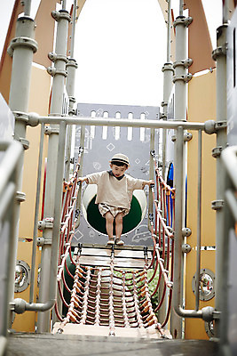 포토 JPG 주간 전신 모자 남자 어린이라이프 한명 서기 소년 야외 옆모습 한국인 놀이터 즐거움 구름다리 소년한명만 국내포토 자연요소 1 라이프스타일 잡화 감정 어린이 뷰포인트 모션 놀이 사람 동양인 다리_건축물 남자한명만 소년만 파일형식