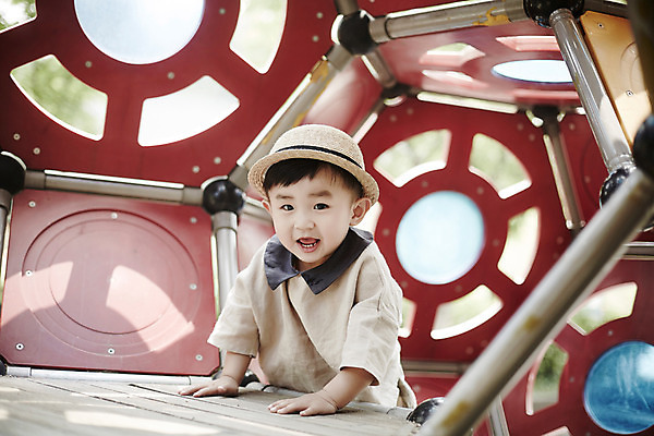 포토 JPG 주간 모자 남자 어린이라이프 한명 미소 소년 상반신 야외 앞모습 한국인 놀이터 즐거움 소년한명만 국내포토 자연요소 1 라이프스타일 잡화 감정 어린이 뷰포인트 놀이 표정 사람 동양인 남자한명만 소년만 파일형식