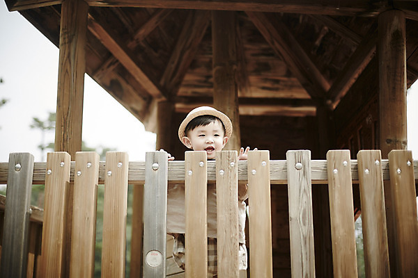 포토 JPG 주간 모자 어린이라이프 한명 서기 미소 소년 상반신 야외 앞모습 울타리 한국인 놀이터 즐거움 소년한명만 국내포토 자연요소 1 라이프스타일 잡화 남자 감정 어린이 뷰포인트 모션 놀이 표정 사람 동양인 담장 남자한명만 소년만 파일형식