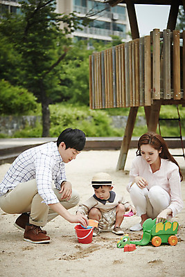 포토 JPG 주간 전신 여자 남자 아들 가족 엄마 앉기 소년 야외 앞모습 세명 30대 한국인 가족라이프 아빠 놀이터 즐거움 모래놀이 국내포토 자연요소 라이프스타일 감정 어린이 모래 뷰포인트 관계 모션 놀이 사람 동양인 장년 파일형식