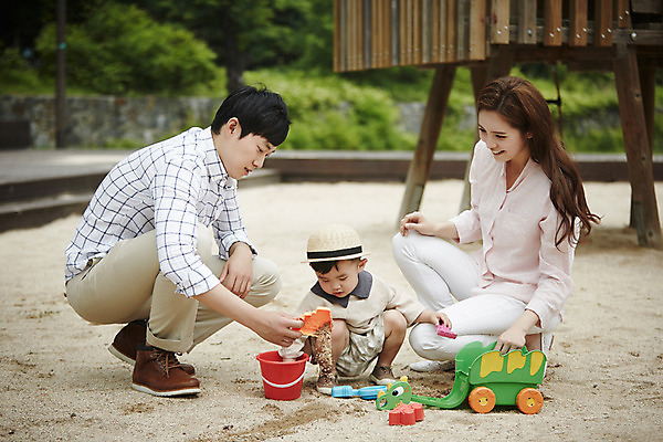 포토 JPG 주간 전신 여자 남자 아들 가족 엄마 앉기 소년 야외 앞모습 세명 30대 한국인 가족라이프 아빠 놀이터 즐거움 모래놀이 국내포토 자연요소 라이프스타일 감정 어린이 모래 뷰포인트 관계 모션 놀이 사람 동양인 장년 파일형식