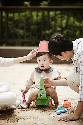 포토 JPG 주간 전신 여자 남자 아들 가족 엄마 앉기 소년 야외 앞모습 세명 30대 한국인 가족라이프 아빠 놀이터 즐거움 모래놀이 국내포토 자연요소 라이프스타일 감정 어린이 모래 뷰포인트 관계 모션 놀이 사람 동양인 장년 파일형식