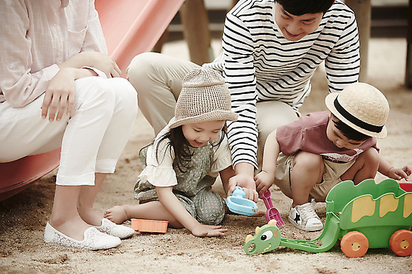 포토 JPG 주간 전신 여자 남자 딸 아들 가족 놀이 엄마 앉기 소녀 소년 여러명 야외 앞모습 30대 한국인 가족라이프 아빠 놀이터 즐거움 모래놀이 뜨게모자 국내포토 자연요소 모자_잡화 라이프스타일 감정 어린이 모래 뷰포인트 다수 관계 모션 사람 동양인 장년 파일형식