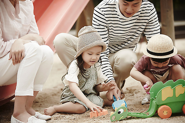 포토 JPG 주간 전신 여자 남자 딸 아들 가족 놀이 엄마 앉기 소녀 소년 여러명 야외 앞모습 30대 한국인 가족라이프 아빠 놀이터 즐거움 모래놀이 뜨게모자 국내포토 자연요소 모자_잡화 라이프스타일 감정 어린이 모래 뷰포인트 다수 관계 모션 사람 동양인 장년 파일형식