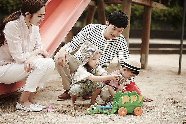 포토 JPG 주간 전신 여자 남자 딸 아들 가족 놀이 엄마 앉기 소녀 소년 여러명 야외 앞모습 30대 한국인 가족라이프 아빠 미끄럼틀 놀이터 즐거움 모래놀이 뜨게모자 국내포토 자연요소 모자_잡화 라이프스타일 감정 어린이 모래 뷰포인트 다수 관계 모션 사람 동양인 장년 놀이기구 파일형식