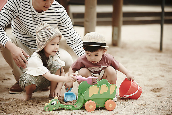 포토 JPG 주간 전신 여자 남자 딸 아들 가족 놀이 앉기 소녀 소년 야외 앞모습 세명 30대 한국인 가족라이프 아빠 놀이터 즐거움 모래놀이 뜨게모자 국내포토 자연요소 모자_잡화 라이프스타일 감정 어린이 모래 뷰포인트 관계 모션 사람 동양인 장년 파일형식