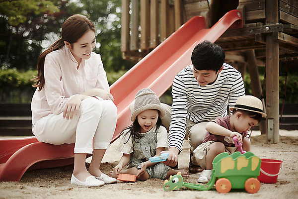 포토 JPG 주간 전신 여자 남자 딸 아들 가족 놀이 엄마 앉기 소녀 소년 여러명 야외 앞모습 30대 한국인 가족라이프 아빠 미끄럼틀 놀이터 즐거움 모래놀이 뜨게모자 국내포토 자연요소 모자_잡화 라이프스타일 감정 어린이 모래 뷰포인트 다수 관계 모션 사람 동양인 장년 놀이기구 파일형식