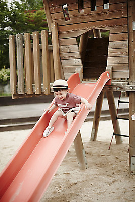 포토 JPG 주간 전신 모자 남자 어린이라이프 어린이 한명 앉기 소년 야외 앞모습 한국인 미끄럼틀 놀이터 즐거움 소년한명만 국내포토 자연요소 1 라이프스타일 잡화 감정 뷰포인트 모션 놀이 사람 동양인 놀이기구 남자한명만 소년만 파일형식