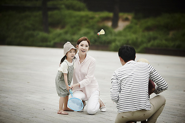 포토 JPG 주간 전신 공원 여자 남자 딸 행복 아들 가족 엄마 서기 앉기 소녀 소년 여러명 성인 야외 앞모습 뒷모습 30대 화목 한국인 가족라이프 아빠 배드민턴 뜨게모자 국내포토 자연요소 모자_잡화 라이프스타일 공공시설 감정 어린이 뷰포인트 다수 컨셉 관계 모션 사람 동양인 장년 구기 파일형식