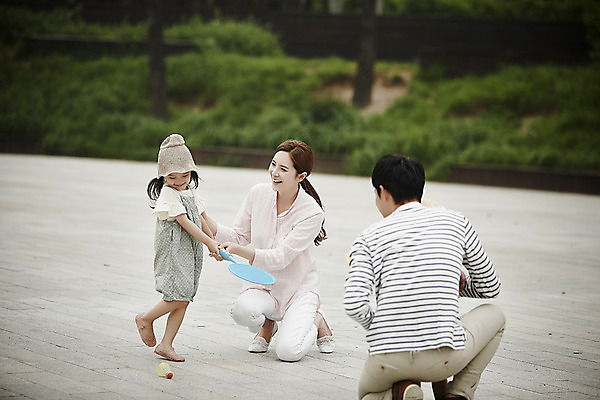 포토 JPG 주간 전신 공원 여자 남자 딸 행복 아들 가족 엄마 서기 앉기 소녀 소년 여러명 성인 야외 앞모습 뒷모습 30대 화목 한국인 가족라이프 아빠 배드민턴 뜨게모자 국내포토 자연요소 모자_잡화 라이프스타일 공공시설 감정 어린이 뷰포인트 다수 컨셉 관계 모션 사람 동양인 장년 구기 파일형식