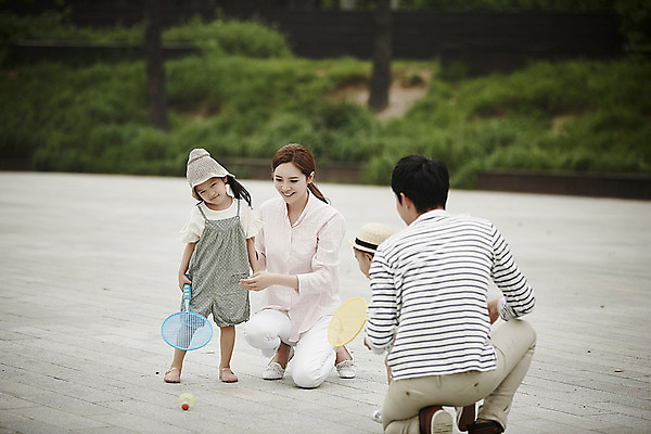 포토 JPG 주간 전신 공원 여자 남자 딸 행복 아들 가족 엄마 서기 앉기 소녀 소년 여러명 성인 야외 앞모습 뒷모습 30대 화목 한국인 가족라이프 아빠 배드민턴 뜨게모자 국내포토 자연요소 모자_잡화 라이프스타일 공공시설 감정 어린이 뷰포인트 다수 컨셉 관계 모션 사람 동양인 장년 구기 파일형식