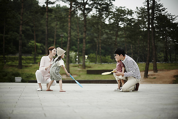 포토 JPG 주간 전신 공원 여자 남자 딸 행복 아들 가족 엄마 서기 앉기 소녀 소년 여러명 성인 야외 옆모습 30대 화목 한국인 가족라이프 아빠 배드민턴 뜨게모자 국내포토 자연요소 모자_잡화 라이프스타일 공공시설 감정 어린이 뷰포인트 다수 컨셉 관계 모션 사람 동양인 장년 구기 파일형식