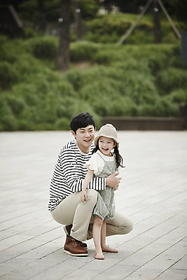 포토 JPG 주간 전신 공원 여자 남자 딸 행복 가족 안기 서기 미소 앉기 소녀 야외 두명 앞모습 30대 화목 한국인 가족라이프 아빠 부녀 국내포토 자연요소 라이프스타일 공공시설 감정 어린이 뷰포인트 컨셉 관계 모션 표정 사람 동양인 장년 파일형식