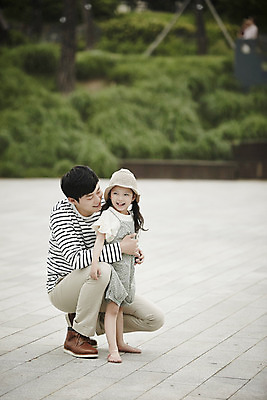 포토 JPG 주간 전신 공원 여자 남자 딸 행복 가족 안기 서기 미소 앉기 소녀 야외 두명 앞모습 30대 화목 한국인 가족라이프 아빠 부녀 국내포토 자연요소 라이프스타일 공공시설 감정 어린이 뷰포인트 컨셉 관계 모션 표정 사람 동양인 장년 파일형식