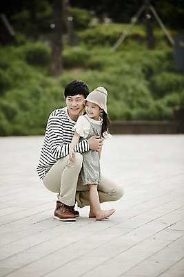 포토 JPG 주간 전신 공원 여자 남자 딸 행복 가족 안기 서기 미소 앉기 소녀 야외 두명 앞모습 30대 화목 한국인 가족라이프 아빠 부녀 국내포토 자연요소 라이프스타일 공공시설 감정 어린이 뷰포인트 컨셉 관계 모션 표정 사람 동양인 장년 파일형식