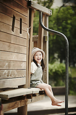 포토 JPG 주간 전신 응시 여자 어린이라이프 한명 미소 앉기 소녀 야외 옆모습 한국인 놀이터 즐거움 뜨게모자 소녀한명만 국내포토 자연요소 모자_잡화 1 라이프스타일 시선 감정 어린이 뷰포인트 모션 놀이 표정 사람 동양인 여자한명만 소녀만 파일형식