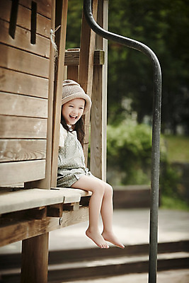 포토 JPG 주간 전신 응시 여자 어린이라이프 한명 미소 앉기 소녀 야외 옆모습 한국인 놀이터 즐거움 뜨게모자 소녀한명만 국내포토 자연요소 모자_잡화 1 라이프스타일 시선 감정 어린이 뷰포인트 모션 놀이 표정 사람 동양인 여자한명만 소녀만 파일형식