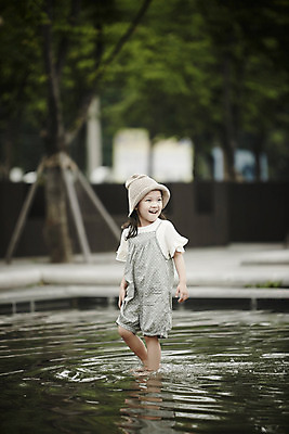 포토 JPG 주간 전신 공원 여자 행복 어린이라이프 물놀이 한명 서기 소녀 야외 앞모습 한국인 개울 즐거움 뜨게모자 소녀한명만 국내포토 자연요소 모자_잡화 1 라이프스타일 공공시설 감정 어린이 뷰포인트 모션 놀이 사람 동양인 강 여자한명만 소녀만 파일형식