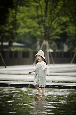 포토 JPG 주간 전신 공원 여자 행복 어린이라이프 물놀이 양갈래머리 한명 서기 소녀 야외 앞모습 한국인 개울 즐거움 뜨게모자 소녀한명만 국내포토 자연요소 모자_잡화 1 라이프스타일 헤어스타일 공공시설 감정 어린이 뷰포인트 모션 놀이 사람 동양인 강 여자한명만 소녀만 파일형식