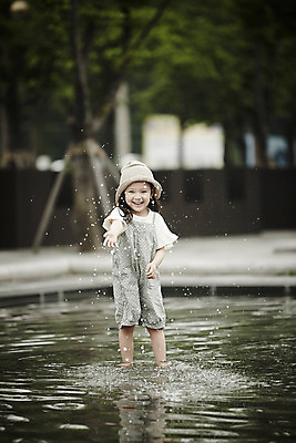 포토 JPG 주간 전신 공원 여자 행복 어린이라이프 물놀이 한명 서기 손짓 소녀 야외 앞모습 한국인 개울 즐거움 뜨게모자 소녀한명만 국내포토 자연요소 모자_잡화 1 라이프스타일 공공시설 감정 어린이 뷰포인트 모션 놀이 사람 동양인 강 여자한명만 소녀만 파일형식