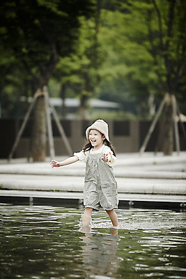 포토 JPG 주간 전신 공원 여자 행복 어린이라이프 물놀이 한명 서기 손짓 소녀 야외 앞모습 한국인 개울 즐거움 뜨게모자 소녀한명만 국내포토 자연요소 모자_잡화 1 라이프스타일 공공시설 감정 어린이 뷰포인트 모션 놀이 사람 동양인 강 여자한명만 소녀만 파일형식