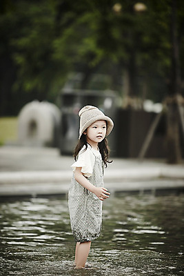 포토 JPG 주간 전신 공원 여자 행복 어린이라이프 물놀이 한명 서기 소녀 야외 앞모습 한국인 개울 즐거움 뜨게모자 소녀한명만 국내포토 자연요소 모자_잡화 1 라이프스타일 공공시설 감정 어린이 뷰포인트 모션 놀이 사람 동양인 강 여자한명만 소녀만 파일형식
