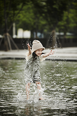 포토 JPG 주간 전신 공원 여자 행복 어린이라이프 물놀이 한명 서기 손짓 소녀 야외 앞모습 한국인 개울 즐거움 뜨게모자 소녀한명만 국내포토 자연요소 모자_잡화 1 라이프스타일 공공시설 감정 어린이 뷰포인트 모션 놀이 사람 동양인 강 여자한명만 소녀만 파일형식