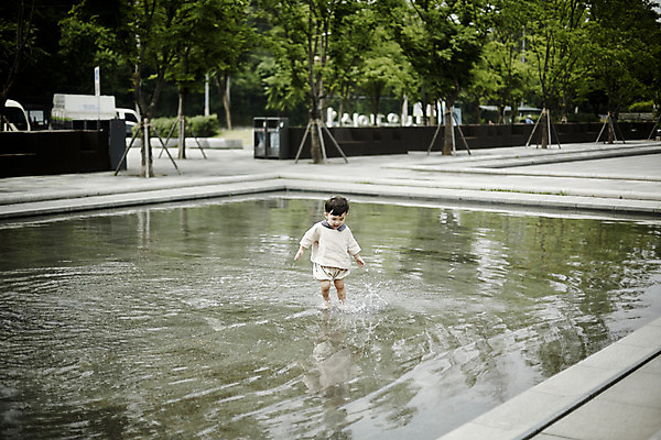포토 JPG 주간 전신 공원 남자 행복 어린이라이프 어린이 물놀이 놀이 한명 야외 앞모습 걷기 한국인 소년한명만 국내포토 자연요소 1 라이프스타일 공공시설 감정 뷰포인트 모션 사람 동양인 남자한명만 소년만 파일형식