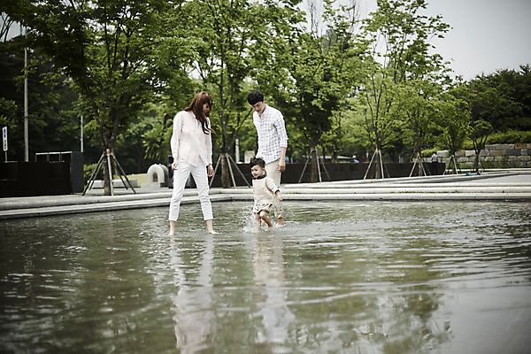 포토 JPG 주간 전신 공원 여자 남자 행복 아들 가족 물놀이 엄마 소년 야외 앞모습 세명 30대 걷기 화목 한국인 가족라이프 개울 아빠 국내포토 자연요소 라이프스타일 공공시설 감정 어린이 뷰포인트 컨셉 관계 모션 놀이 사람 동양인 장년 강 파일형식