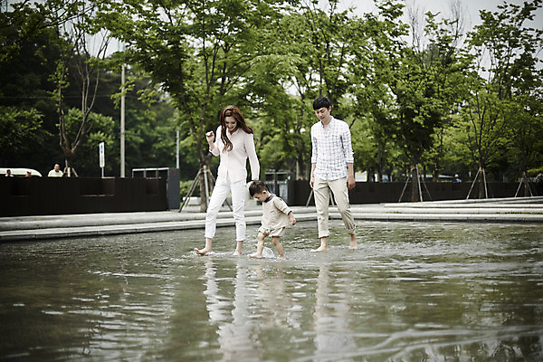 포토 JPG 주간 전신 공원 여자 남자 행복 아들 가족 물놀이 엄마 소년 야외 앞모습 세명 30대 걷기 화목 한국인 가족라이프 개울 아빠 국내포토 자연요소 라이프스타일 공공시설 감정 어린이 뷰포인트 컨셉 관계 모션 놀이 사람 동양인 장년 강 파일형식