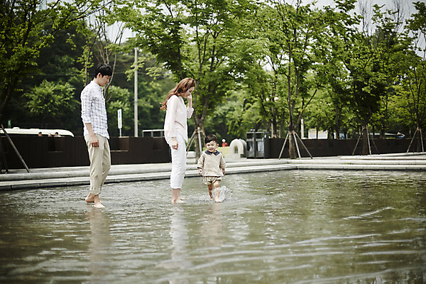 포토 JPG 주간 전신 공원 여자 남자 행복 아들 가족 물놀이 엄마 소년 야외 앞모습 옆모습 세명 30대 걷기 화목 한국인 가족라이프 개울 아빠 국내포토 자연요소 라이프스타일 공공시설 감정 어린이 뷰포인트 컨셉 관계 모션 놀이 사람 동양인 장년 강 파일형식