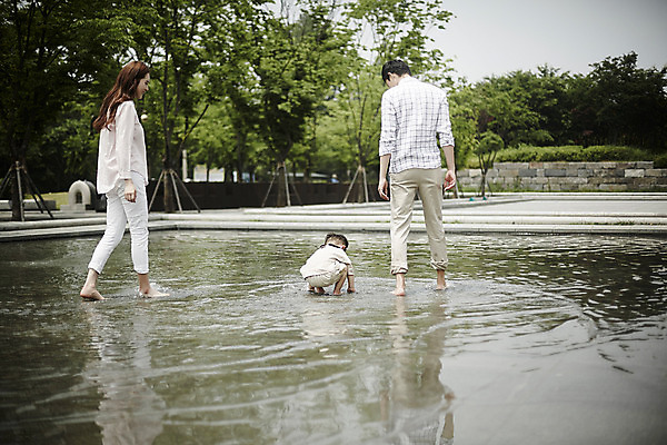 포토 JPG 주간 전신 공원 여자 남자 행복 아들 가족 물놀이 엄마 서기 소년 야외 뒷모습 세명 30대 걷기 화목 한국인 가족라이프 개울 아빠 국내포토 자연요소 라이프스타일 공공시설 감정 어린이 뷰포인트 컨셉 관계 모션 놀이 사람 동양인 장년 강 파일형식