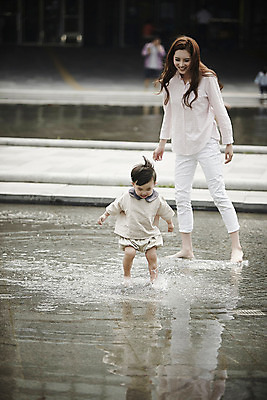 포토 JPG 주간 전신 공원 여자 남자 행복 아들 가족 물놀이 엄마 서기 소년 야외 두명 앞모습 30대 화목 한국인 가족라이프 개울 아들바보 국내포토 모자관계 자연요소 라이프스타일 공공시설 감정 어린이 뷰포인트 컨셉 관계 모션 놀이 사람 동양인 장년 강 파일형식