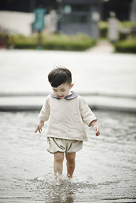포토 JPG 주간 전신 공원 남자 행복 어린이라이프 어린이 물놀이 놀이 한명 야외 앞모습 걷기 한국인 소년한명만 내려보기 국내포토 자연요소 1 라이프스타일 공공시설 감정 뷰포인트 모션 사람 동양인 남자한명만 소년만 파일형식