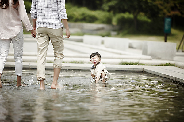 포토 JPG 주간 전신 공원 여자 남자 행복 아들 가족 물놀이 엄마 소년 야외 앞모습 뒷모습 세명 30대 걷기 화목 한국인 가족라이프 개울 아빠 즐거움 국내포토 자연요소 라이프스타일 공공시설 감정 어린이 뷰포인트 컨셉 관계 모션 놀이 사람 동양인 장년 강 파일형식
