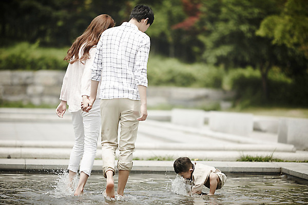 포토 JPG 주간 전신 공원 여자 남자 행복 아들 가족 물놀이 엄마 서기 소년 야외 옆모습 뒷모습 세명 30대 화목 한국인 가족라이프 아빠 국내포토 자연요소 라이프스타일 공공시설 감정 어린이 뷰포인트 컨셉 관계 모션 놀이 사람 동양인 장년 파일형식